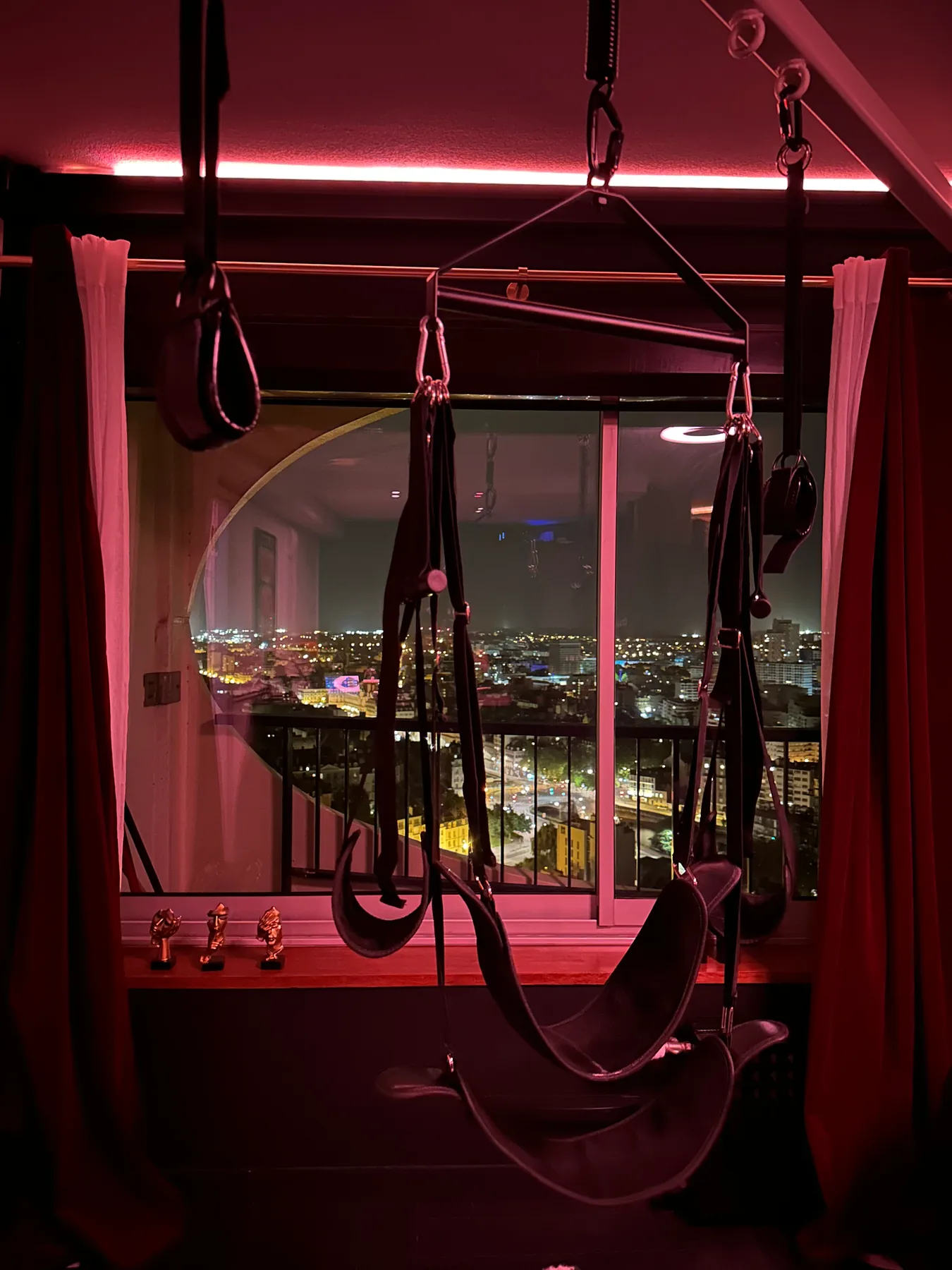 Balancelle devant les fenêtres avec vue nocturne sur Rennes