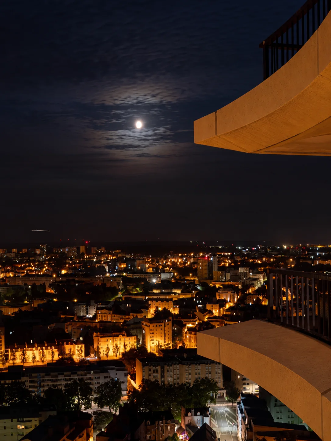 Balcon de Love Horizons et panorama nocturne sur Rennes