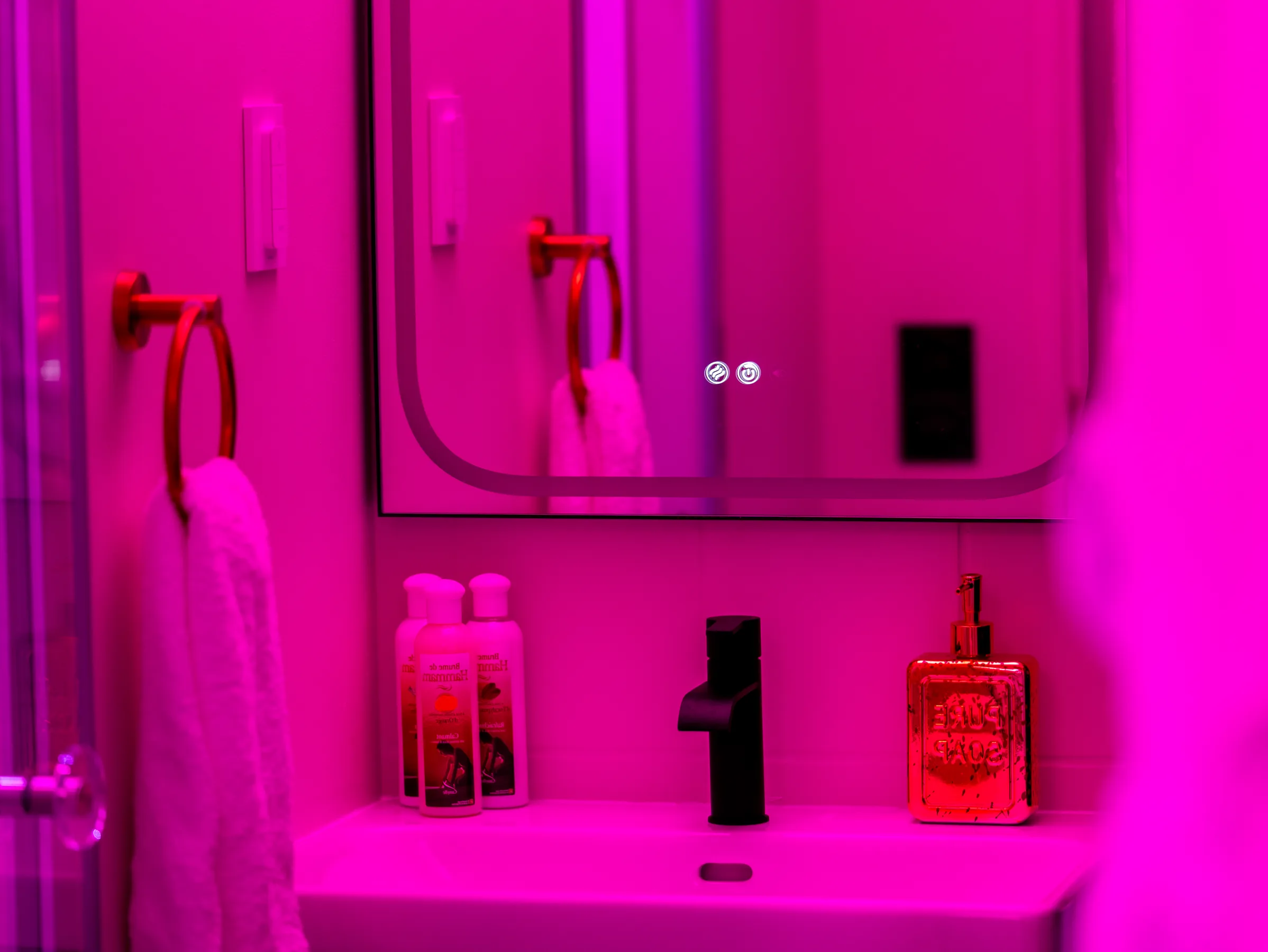 Double douche du hammam sous une lumière rose