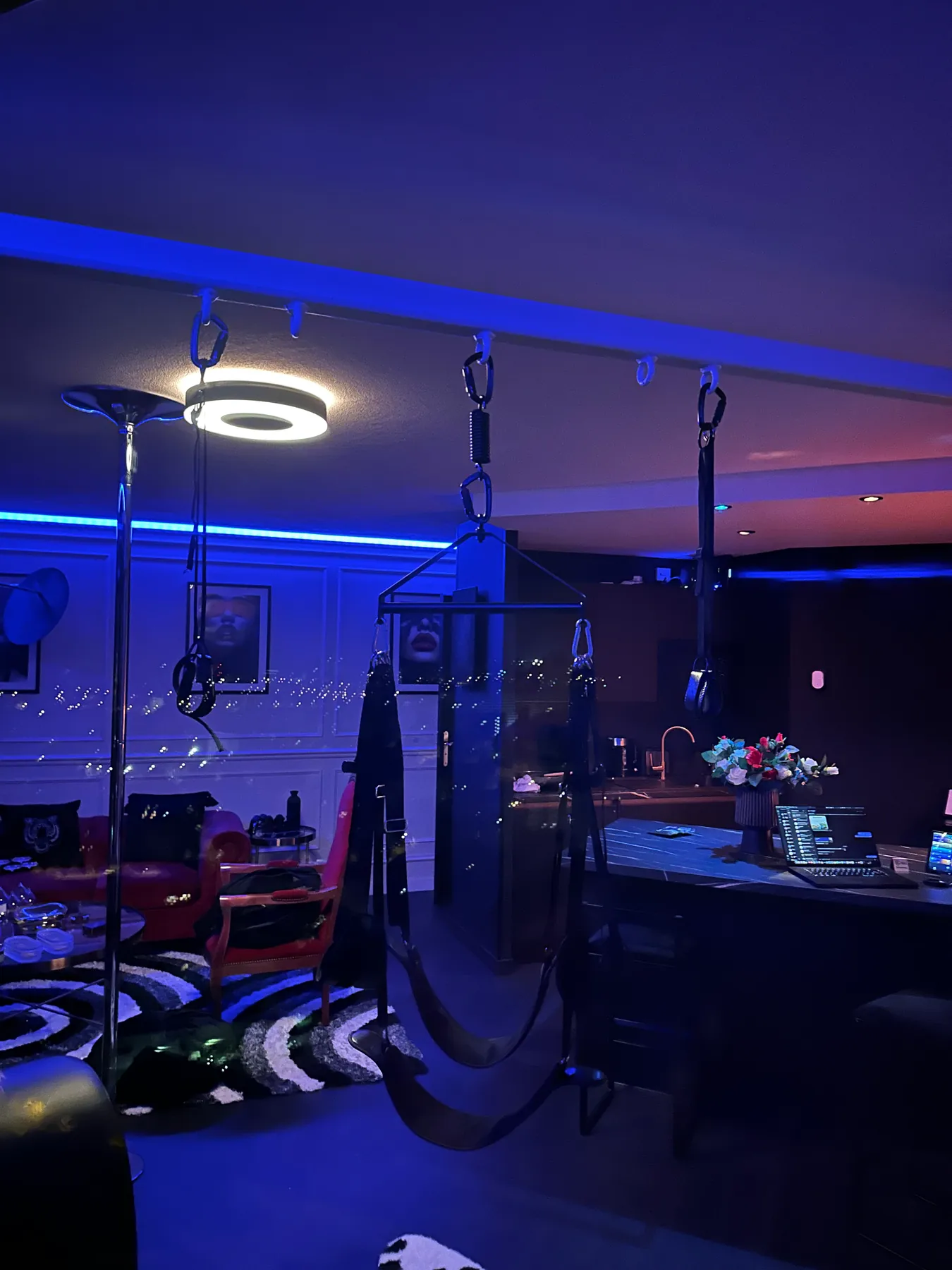 Salon de la suite sous un éclairage bleu