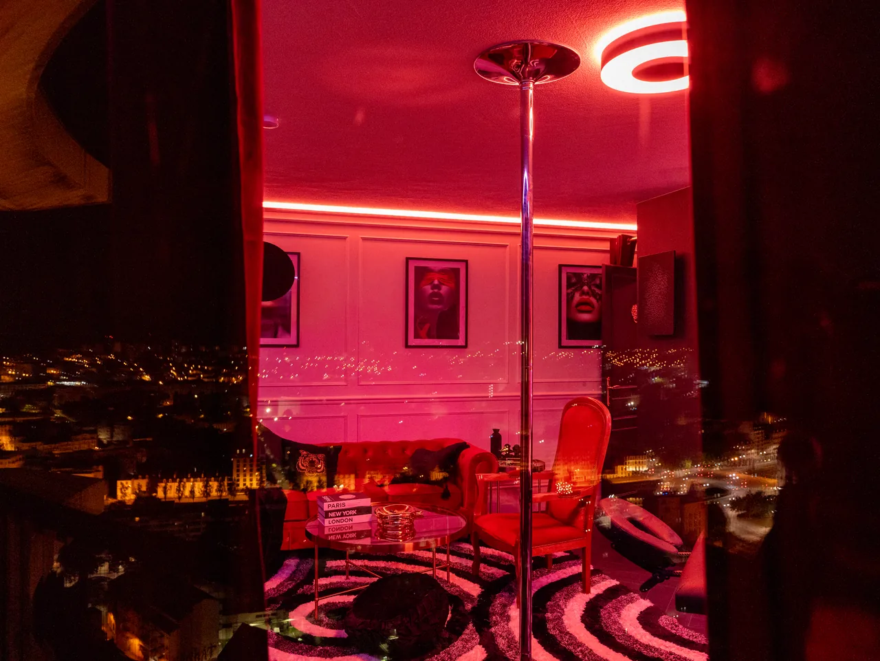 Salon bordeaux de la suite Love Horizons, à découvrir dans la galerie